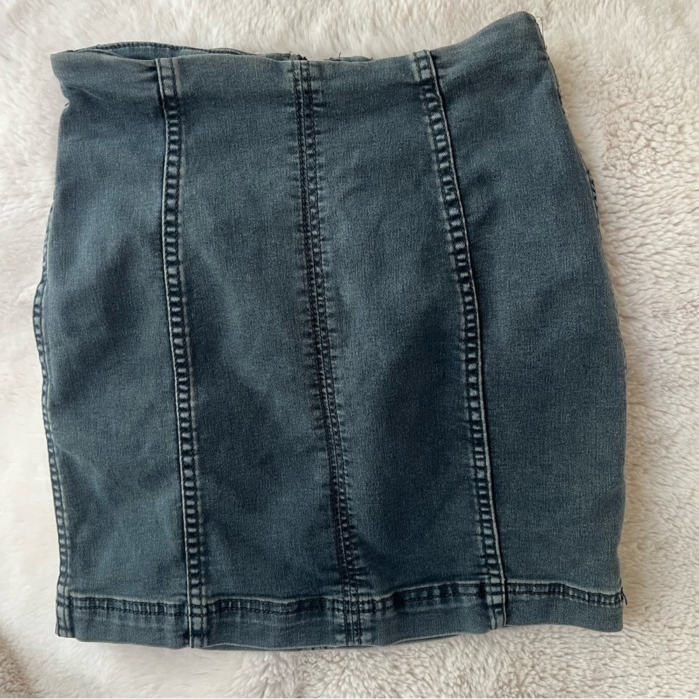 Super stretchy blue denim mini skirt
FP Modern Femme faded indigo - Picture 4 of 7